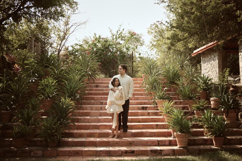 Sofía y Rogelio en una escalera de ladrillo entre plantas